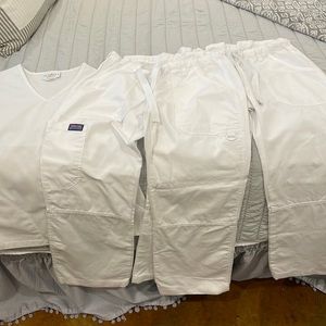 White scrub set XS. Top is Peaches brand. Bottoms are Cherokee